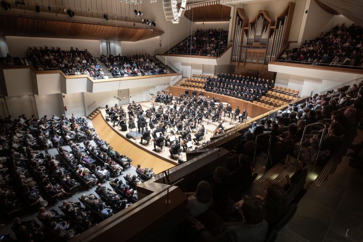 Pesada y pesante NovenaCONCIERTO EXTRAORDINARIO EN BENEFICIO DE AFECTADOS POR LA DANA. Programa: Novena sinfonía, “Coral”, de Beethoven. Orquesta Sinfónica de Madrid. Coro Intermezzo (director: Miguel Ángel Arqued). Solistas: Berna Perles (soprano), Marina Pardo (mezzosoprano), Juan Sancho (tenor), José Antonio López (barítono). Director: Juanjo Mena. Lugar: Palau de la Música. Entrada: Alrededor de 1.400 personas. Fecha: Miércoles, 5 febrero 2025.
