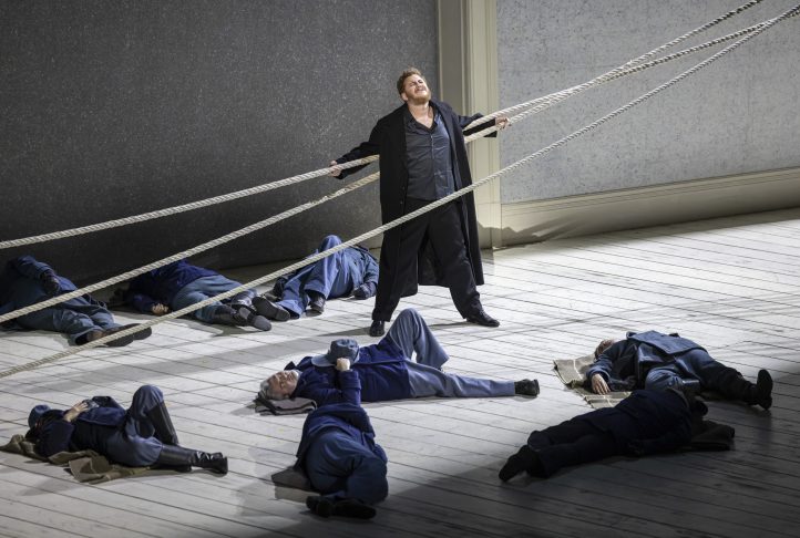 El holandés errante de Wagner, en Les ArtsEl holandes errante de Wagner. Nicholas Brownlee, Elisabet Strid, Franz Josef Selig, Stanislas de Barbeyrac, Moisés Marín, Mary Eva Kroon. Dirección musical: James Gaffigan. Dirección de escena: Willy Decker. Escenografía y vestuario: Wolfgang Gussmann. Iluminación: Hans Tölstede. Cor de la Generalitat Valenciana. Coro de la Comunidad de Madrid. Orquestra de la Comunitat Valenciana. Producción del Teatro Regio Torino, original de la Opera National de Paris. Palau de les Arts. Valencia, 2 de marzo de 2025.