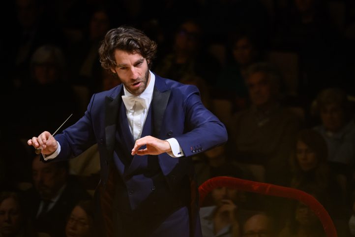 Viotti en lugar de Chailly en IbermúsicaObras de Berio, Dvorak y Prokoviev. Gautier Capuçon, violonchelo. Orquesta Filarmónica de la Scala. Lorenzo Viotti, director. Ciclo Ibermúsica. Auditorio Nacional. Madrid, 4 de marzo de 2025.