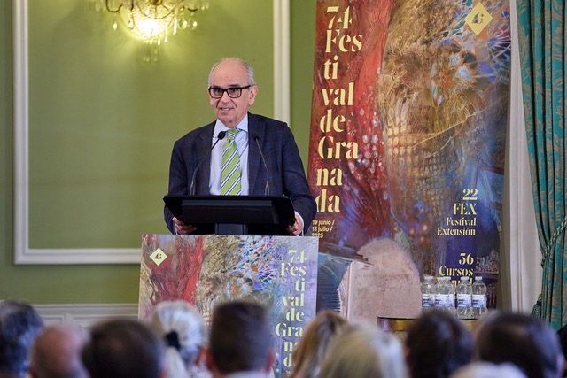 Casi por sorpresa, ayer se presentó la 74 edición del Festival de Granada, que este año se celebrará entre el 19 de junio y 13 de julio de 2025, tras anunciar la celebración de más de cien espectáculos entre los que destaca la inauguración con la Misa en si menor de J.S. Bach, bajo la batuta de Andrea Marcon, que se interpretará como homenaje a la memoria del fallecido director granadino Miguel Ángel Gómez Martínez.