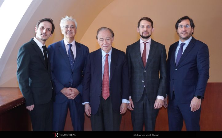 El Teatro Real de Madrid ha dado a conocer los títulos de la temporada 2025/26, con un total de ocho nuevas producciones y nueve nuevos títulos. Un total de trece óperas conforman una programación que se desarrollará entre la sala de Plaza de Oriente y el Real Teatro de Retiro de la capital. El nuevo curso comenzará con Otello de Verdi, abriendo una temporada que ofrecerá cerca de cuatrocientas funciones.