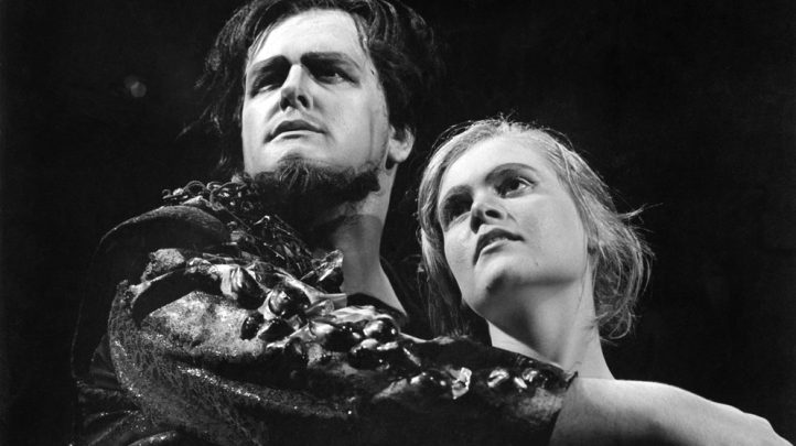 A los 85 años, Anja Silja no solo es una leyenda viva del canto lírico, es un fenómeno irrepetible. Su historia no se puede contar como la de cualquier cantante de ópera, porque comenzó demasiado pronto, deslumbró demasiado joven y, contra todo pronóstico, no desapareció cuando muchos pensaron que lo haría. Lejos de ser una estrella fugaz, su carrera se extendió como una constelación que sigue brillando incluso cuando parece que ha dejado de emitir luz. En una reciente entrevista en la revista en línea alemán Concerti, la soprano realizaba un perfil en torno a su carrera artística.