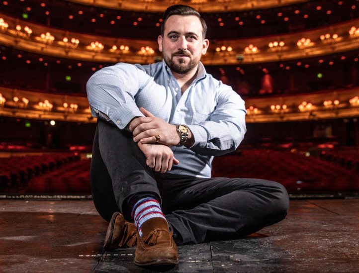 Freddie De Tommaso es un tenor anglo-italiano cuya voz poderosa y su presencia en el escenario lo han convertido en una de las figuras más destacadas de la ópera contemporánea. Su carrera despegó de manera sorpresiva en 2021, cuando tuvo la oportunidad de reemplazar a Bryan Hymel a mitad de una función de Tosca en el Royal Opera House, interpretando el desafiante papel de Cavaradossi. El tenor, cuya técnica vocal y expresividad le han valido el reconocimiento, está siendo considerado como uno de los nuevos grandes talentos en la ópera mundial.
