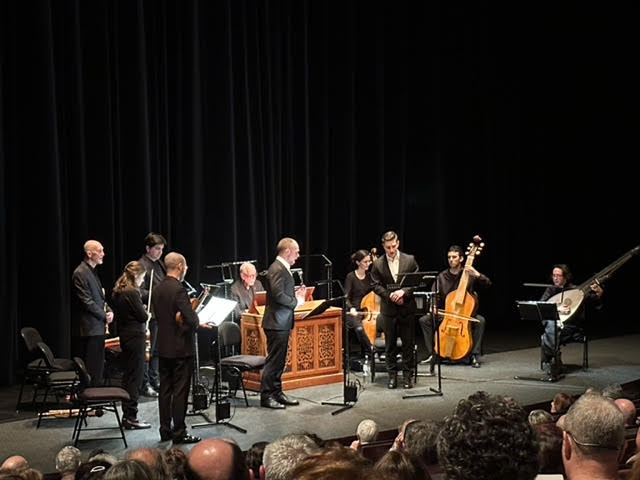 En familia con William Christie, sentimientos encontrados“Leçons de Ténèbres” de Charpentier. Les Arts Florissants. Ilja Aksionv, tenor y Padraic Rowan, bajo-barítono. William Christie, director. Teatro-Auditorio San Lorenzo de El Escorial. 13 de abril de 2025.