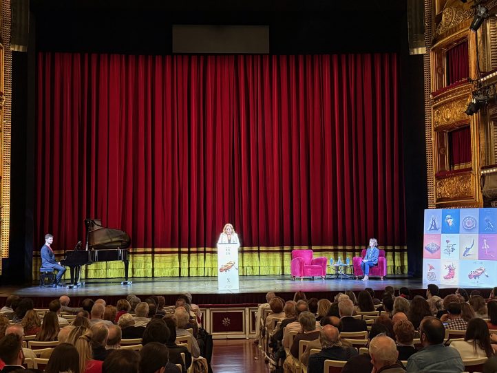 El Teatro de la Zarzuela ha dado a conocer la programación de su temporada 2025/26, la segunda con Isamay Benavente al frente, y en el contexto del proceso de remodelación del INAEM. José Miguel Pérez-Sierra, Guillermo García Calvo, Iván López Reynoso, Ruth Iniesta, Sabina Puértolas, Alejandro Roy, David Oller, Juan Antonio Sanabria o Miren Urbieta-Vega son algunos de los nombres que figuran en una programación que arrancará con una nueva producción de Pepita Jiménez de Albéniz.