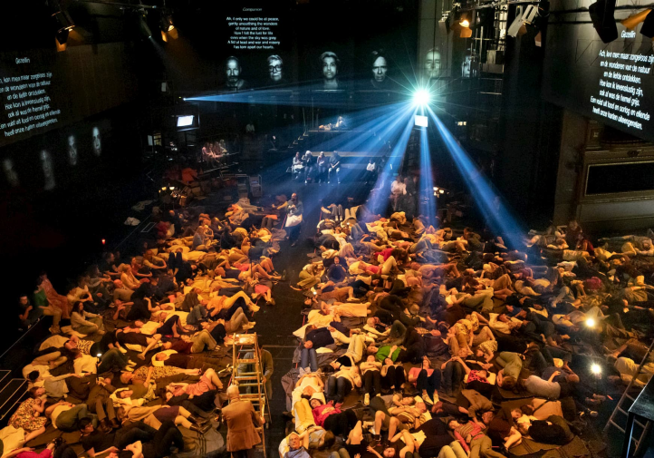 Intolleranza 1960, un comunista en la ciudad natal de Carlos VIntolleranza 1960, música de Luigi Nono basada en una idea de Angelo Maria Ripellino sobre textos de Henri Alleg, Bertolt Brecht, Paul Éluard, Vladimir Mayakovski, Julius Fucik y Jean-Paul Sartre. Reparto: Peter Tantsits, Lisa Mostin, Jasmin Jorias, Tobias Lusser, Werner Van Mechelen, Chia Fen Wu. Symfonisch Orkest Opera Ballet Vlaanderen. Koor Opera Ballet Vlaanderen. Stefan Klingele, director musical. Jan Schweiger, director del coro. Benedikt von Peter, director de escena. Opera Ballet Vlaanderen Gent, Gante, 16 de Marzo 2025.