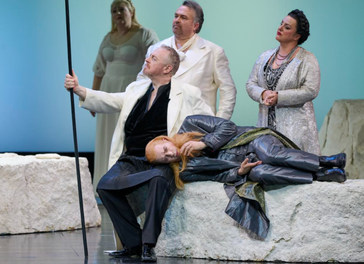 Capitales imperiales (1), Viena (1): Das Rheingold cuasi-minimalistaDas Rheingold, música y libreto de Richard Wagner. Reparto: Iain Paterson Martin Häßler, Jörg Schneider, Daniel Behle, Monika Bohinec, Regine Hangler, Anna Kissjudit, Jochen Schmeckenbercher, Michael Laurez, Ilja Kazakov, Kwangchul Youn, Ileana Tonca, Isabel Signoret, Stephanie Maitland. Wiener Staatoper Orchester, Bühnenorchester der Wiener Staatoper, orquesta(s). Philippe Jordan, director musical. Sven-Eric Bechtolf, director de escena. Wiener Staatoper, Viena, 28 de mayo 2025.