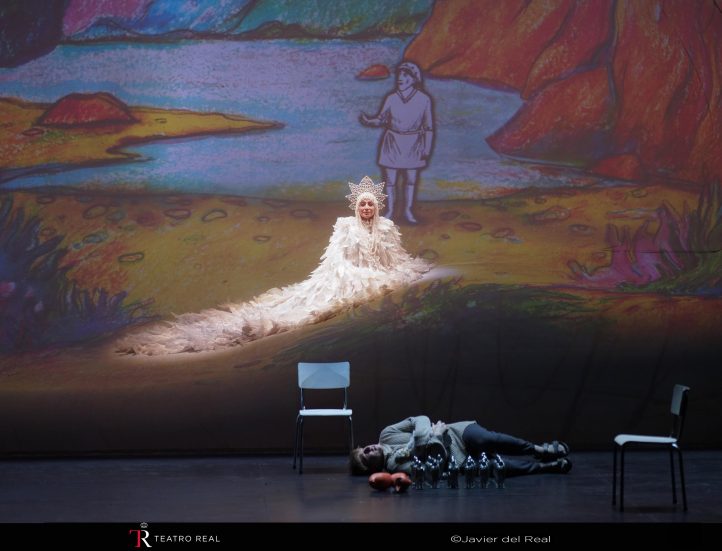 Aficionar a la músicaCuando uno va al Teatro de la Zarzuela o al Auditorio Nacional a los conciertos de Ibermúsica o la OCNE -y son sólo unos ejemplos de lo que sucede en todo el país- se deprime un poco al ver que la asistencia es mayoritariamente de la tercera edad. Se nota, no ya por sus facciones, sino por la dificultad al andar y, sobre todo, con la que bajan o suben los escalones de algunas salas.