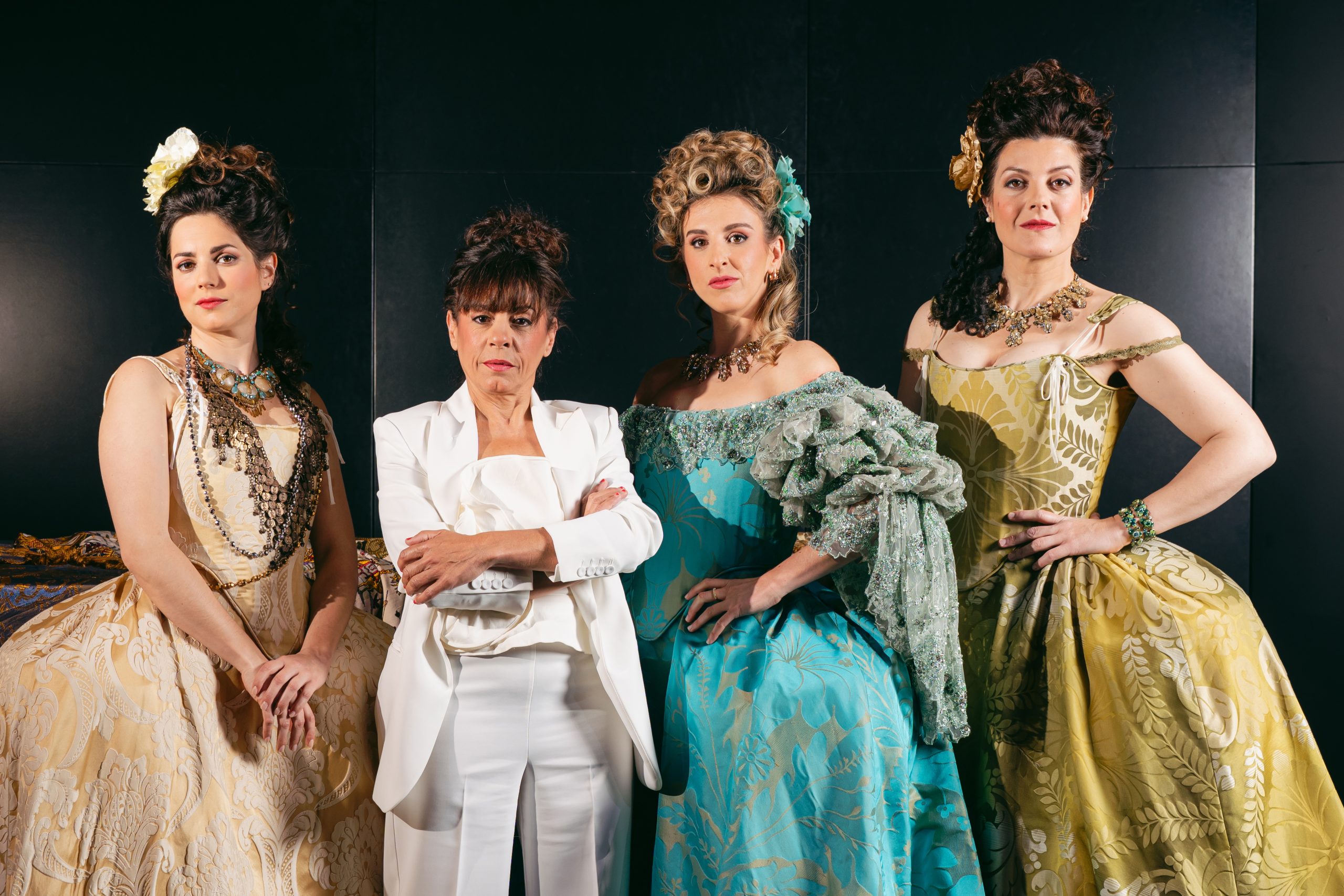 Voces indómitasCómicas, tonadilla escénica. Jone Martínez, María Hinojosa, Pilar Alva-Martín, Cristina Medina. Dirección musical: Aarón Zapico. Orquesta Barroca Forma Antiqua. Dirección de escena: Pepa Gamboa. Teatro de la Zarzuela, 8 de mayo de 2025.