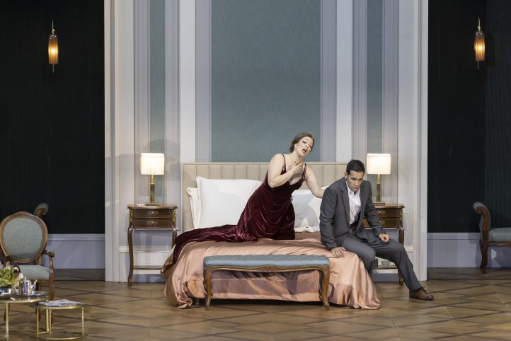 La soprano italiana Eleonora Buratto vuelve a Les Arts de Valencia para encarnar el personaje de Elisabetta de Roberto Devereux, cerrando la trilogía Tudor de Donizetti que ha protagonizado en tres temporadas consecutivas en el escenario levantino. Acompañada por Silvia Tro Santafé e Ismael Jordi, la dirección correrá a cargo de Francesco Lanzillott.