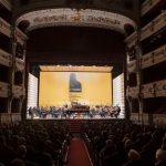 El XXIII Premio Iturbi arranca este miércoles con cuatro pianistas españoles en competición. El prestigioso concurso, organizado por el área de Cultura de la Diputación, vuelve al Palau de la Música entre el 4 y el 13 de junio, con 20 aspirantes de 11 nacionalidades. Entre el 4 y el 6 de junio se celebra la primera fase del concurso, que tendrá entrada gratuita en todas sus sesiones, incluida la Gran Final del viernes 13 de junio y la Gala de Clausura del sábado 14 en el Teatro Principal.