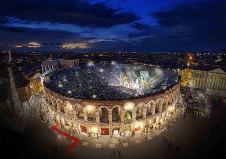 Verona 2025, festival popular entre popularesEl Festival Arena di Verona (Verona Arena Festival) es un festival de ópera de verano, que desde 1936, se ha organizado bajo los auspicios de un organismo oficial, ahora como Fundación Arena di Verona.