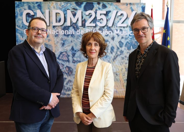 En la temporada 25/26, el CNDM ofrecerá 250 actividades, con 179 conciertos y 71 propuestas pedagógicas. Se recuperan 16 estrenos en tiempos modernos, y se apuesta nuevamente por la creación contemporánea con 57 estrenos, 19 por encargo del CNDM. Las residencias artísticas recaen en Georg Friedrich Haas (compositor residente), Pierre-Laurent Aimard (artista residente) y Vespres d’Arnadí (grupo residente). El ciclo transversal #Scarlatti.300 conmemora el tercer centenario del fallecimiento del compositor Alessandro Scarlatti, mientras que en Madrid se crea el ciclo Universo Shostakóvich en el 50º aniversario del fallecimiento de Dmitri Shostakóvich.