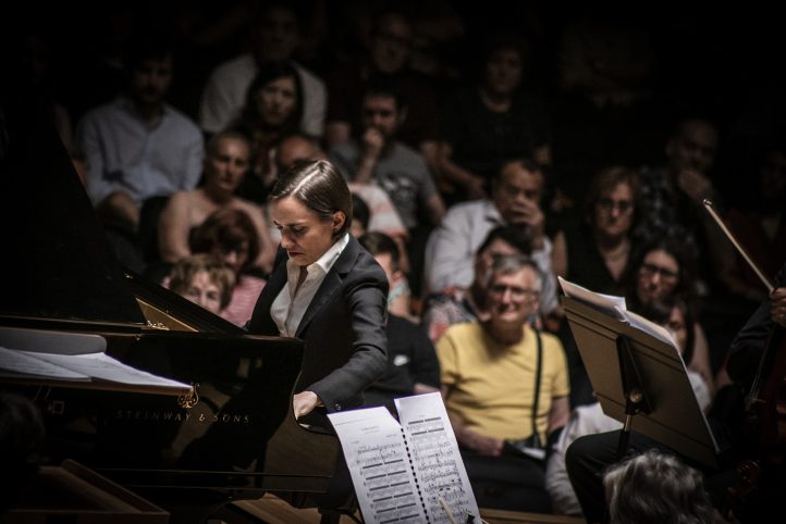 Entre amigosTEMPORADA 2024-2025 del Palau de la Música. Programa: Obras de Delius (The Walk to the Paradise Garden), Ravel (Concierto para piano para la mano izquierda) y Chaikovski (Sexta sinfonía). Orquestra de València. Solis­ta: Marta Menezes (piano). Director: Pablo González. ­Lu­gar: Palau de la Música. Entrada: Alrededor de 1.200 espectadores. Fecha: viernes, 6 junio 2025