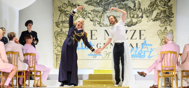 Il mondo alla rovescia (El mundo al revés): Mozart/Salieri triunfa en SalzburgoIl mondo alla rovescia, música de Antonio Salieri y libreto de Caterino Mazzolà. Reparto: Daniele Macciantelli, Hazel McBain, Luke Sinclair, George Humphreys, Katie Coventry, Nicole Lubinger, Michael Schober, Yevheniv Kapitula, Alexander Hüttner. Chor und Extrachor des Salzburger Landestheater. Mozarteumorchester Salzburg. Mert E. Akyüz, mandolina;  Eleonora Siciliano, clavicémbalo. Alexandra Liedtke, directora de escena. Carlo Benedetto Cimento, director musical. Salzburger Landestheaters, Salzburgo, 27 de mayo 2025.