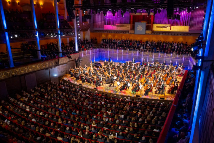 El próximo 8 de diciembre, el Nobel Prize Concert 2025 reunirá en Estocolmo a dos figuras al alza de la música clásica: la violinista española María Dueñas y el director principal de la Filarmónica Checa, Semyon Bychkov. Junto a la Real Filarmónica de Estocolmo, interpretarán obras de Modest Mussorgsky, Felix Mendelssohn-Bartholdy y la compositora sueca Victoria Borisova-Ollas, en un programa que mezcla repertorio consagrado y creación contemporánea.