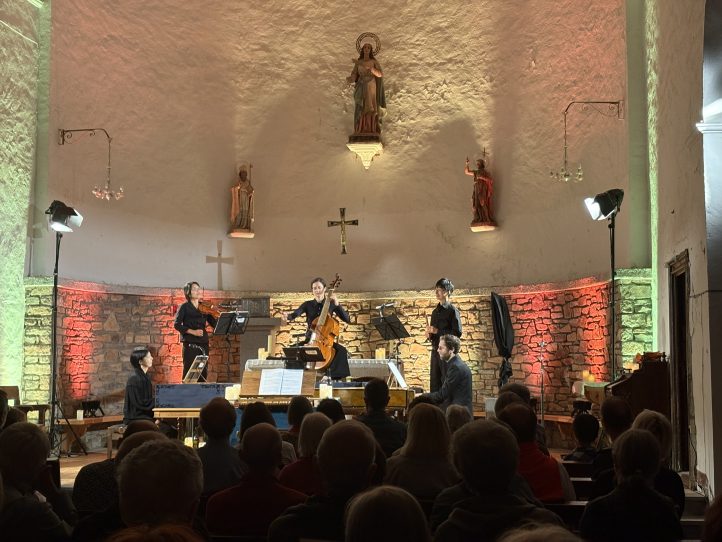 Una reflexión sobre la vida, en FeMAPObras de T. Hume, R. Nicholson, G. Farnaby, R. Johnson, R. Johnson II, T. Morley, H. Purcell, W. Byrd, J. Coperario, T. Ravenscroft, Th. Tomkins, W. White, J. Dowland, E. Gibbons, N. Carlston y autores anónimos. Les Timbres (Yoko Kawakubo, Myriam Rignol, Julien Wolfs) y Harmonia Lenis (Kenichi Mizuuchi, Akemi Murakami). Festival de Música Antigua de los Pirineos (FeMAP). Espot: Iglesia de Santa Llogaia, 28 de julio de 2025.