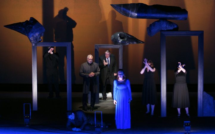 Peter Sellars, uno de los directores más influyentes del teatro contemporáneo,acaba de enfrentarse a Music for New Bodies, una ópera de Matthew Aucoin basada en la poesía de Jorie Graham, en una producción de la American Modern Opera Company. Sellars, que comenzó en los años 80 con reinterpretaciones radicales de Mozart y ha colaborado con figuras como John Adams y Kaija Saariaho, sigue apostando por un teatro musical que dialogue con los conflictos actuales: desde el cambio climático hasta el dolor físico y existencial.