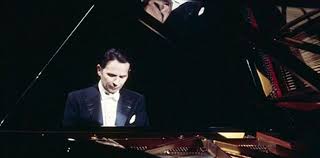 Historias musicales: el yerno pianista de Gary Cooper, una vida para el cineCon casi un siglo, el año pasado falleció, en Nueva York, Byron Janis, uno de los últimos grandes pianistas románticos, cuya fascinante vida ha interesado a Martin Scorsese para un filme que, de momento, solo existe como proyecto. Motivos no faltarían para rodar una estupenda película sobre el yerno de Gary Cooper, que, entre otras cosas, hizo llorar a los rusos con su enorme talento, durante la Guerra Fría.