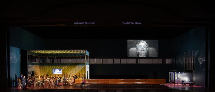 Macbeth y Lady Macbeth: carnaza al enemigoMACBETH, de Giuseppe Verdi. Opera en cuatro actos. Libreto de Francesco Maria Piave, basado en el drama homónimo de Shakespeare. Reparto: Vladislav Sulimski, Asmik Grigorian, Tareq Nazmi, Charles Castronovo, David Toscano, Natalia Gavrilan, Ilia Kazakov, etcétera. Orquesta Filarmónica de Viena. Konzertvereinigung Wiener Staatsopernchor. Director de escena: Krzysztof Warlikowski. Escenografía y vestuario: Małgorzata Szczęśniak. Iluminación: Felice Ross. Dirección musical: Philippe Jordan. Lugar: Salzburgo, Grosses Festspielhaus. Entrada: 2.179 espectadores (lleno). Fecha: miércoles, 20 agosto 2025