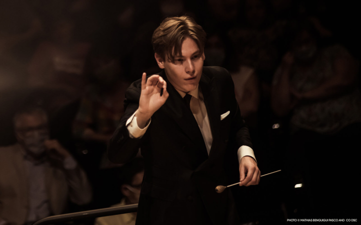 Mezzo dedica el inicio mes de septiembre a una programación temática que explora la relación entre arte y poder, tomando como referencia la experiencia de grandes compositores y artistas que vivieron bajo regímenes totalitarios y que, pese a las adversidades, lograron alzar su voz. A través de conciertos, documentales y grabaciones históricas, la cadena propone un recorrido musical y visual que va desde los años más oscuros del siglo XX hasta la libertad creativa contemporánea, con nombres tan relevantes como Dmitri Shostakóvich, Arvo Pärt, Bruno Monsaingeon, la Wiener Philharmoniker y la Philharmonie de París.