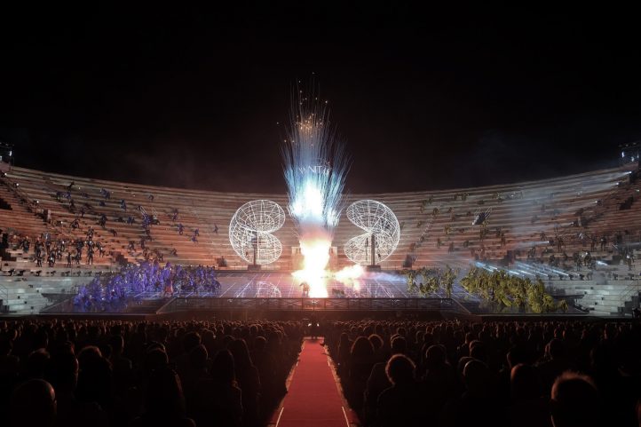 Verona, ópera para todos los gustosNabucco de Verdi. Amartuvshin Enkhbat, Olga Maslova, Aigul Akhmetshina, Simon Lim, Galeano Salas, etc. Dirección musical: Pinchas Steinberg. Regia: Stefano Poda. Rigoletto de Verdi. Amartuvshin Enkhbat, Gaaleano Salas, Rosa Feola, Gianluca Burato, Martina Bellísimo, Abrámoos Rosales, etc. Dirección musical: Michele Spotti. Regia: Ivo Guerra. Carmen de Bizet. Aigul Akhmetshina, Francesco Meli, Erwin Schrott, Mariangela Sicilia. Dirección musical: Francesco Ivan Ciampa. Regia original: Franco Zeffirelli. Orquesta, Coro y bailarines de la Fundación d Arena de Verona. 19, 20 y 21 de agosto de 2025. 21 a 24 agosto 2025.