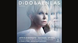 La carrera de Joyce DiDonato trasciende el escenario operístico. Admirada por su técnica, su capacidad interpretativa y su compromiso con causas sociales y educativas, la mezzosoprano estadounidense ha construido un legado igualmente sólido en el terreno discográfico. Desde sus primeros proyectos, la artista ha explorado con valentía territorios tan diversos como el barroco, el belcanto la ópera contemporánea o los títulos más emblemáticos del repertorio tradicional. Su última contribución, una vibrante versión de Dido and Aeneas de Purcell, junto al tenor Michael Spyres, captura la intensidad de una interpretación casi en vivo y añade una joya más a su catálogo. En conversación con OperaWire, DiDonato reflexiona sobre su experiencia grabando esta ópera, su colaboración con Il Pomo d’Oro, el valor de documentar su trayectoria en grabaciones y la emoción de dar vida a personajes que trascienden el tiempo.