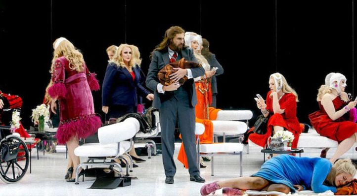 La Valquiria en el Festival de Bayreuth: Sinsentidos y contrasentidos de un atentadoFestival de Bayreuth. Wagner: La Valquiria. Tomasz Konieczny (Wotan), Catherine Foster (Brunilda), Michael Spyres (Siegmund), Jennifer Hollway (Sieglinde), Vitalij Kowaljow (Hunding), Christa Mayer (Fricka), etcétera. Dirección escénica: Valentin Schwarz. Escenografía: Andrea Cozzi. Vestuario: Andy Besuch. Iluminación: Reinhard Traub. Dirección musical: Simone Young. Lugar: Festspielhaus de Bayreuth. Fechas: 16 agosto 2025.