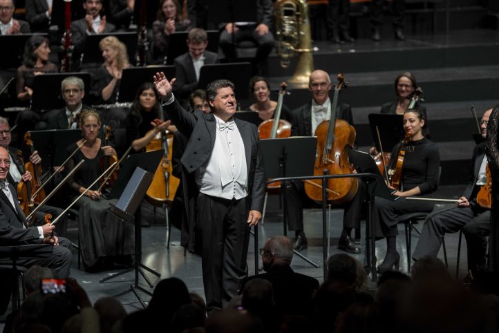 Lohengrin nunca será Andrea ChénierANDREA CHÉNIER, de Gaetano Donizetti. de Umberto Giordano. Drama histórico en cuatro actos, con libreto de Luigi Illica. Reparto: Piotr Beczała (Andrea Chénier), Luca Salsi (Carlo Gérard), Elena Stikhina (Maddalena di Coigny), Seray Pinar (Bersi), Noa Beinart (Madelon), Armand Rabot (Roucher), Felix Gygli (Pietro Fléville), Dora Jana Klarić (La condesa de Coigny), Christopher Humbert (Fouquier/Tinville), Robert Raso (Mathieu), etcétera. Orquesta del Mozarteum de Salzburgo. Konzertvereinigung Wiener Staatsopernchor. Dirección musical: Marco Armiliato. Lugar: Salzburgo, Grosses Festspielhaus. Entrada: 2.179 espectadores (lleno). Fecha: martes, 26 agosto 2025.