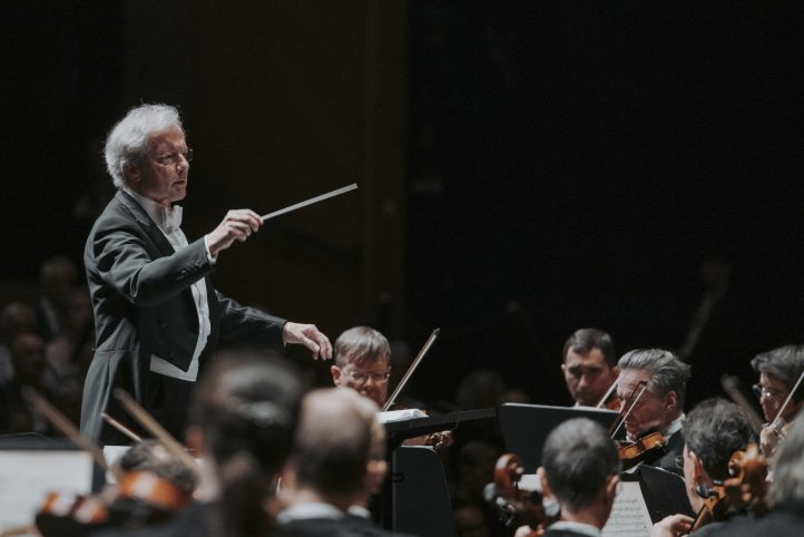 Bruckner y la Filarmónica de Viena, cuando la música habita las venasFESTIVAL DE SALZBURGO 2025. Weinberg: Segunda sinfonía. Bruckner: Novena sinfonía. Orquesta Filarmónica de Viena. Dirección musical: Franz Welser-Möst. Lugar: Salzburgo, Grosses Festspielhaus. Entrada: 2.179 espectadores (lleno). Fecha: 28 agosto 2025