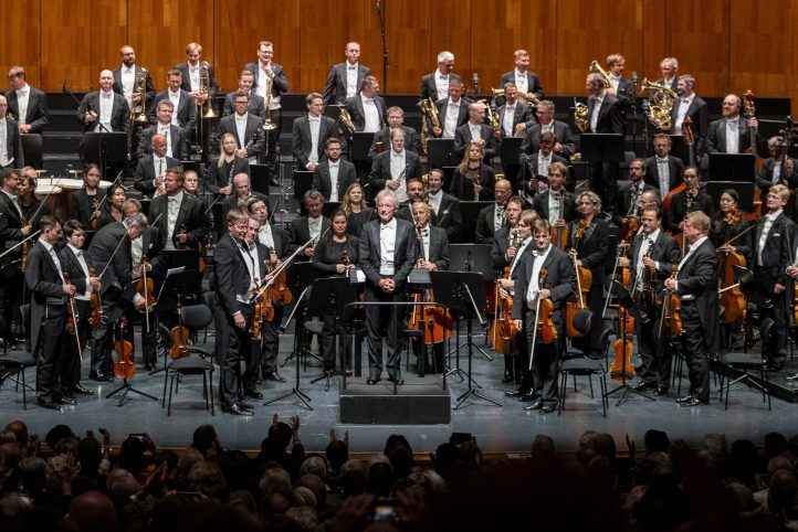 Bruckner y la Filarmónica de Viena, cuando la música habita las venasFESTIVAL DE SALZBURGO 2025. Weinberg: Segunda sinfonía. Bruckner: Novena sinfonía. Orquesta Filarmónica de Viena. Dirección musical: Franz Welser-Möst. Lugar: Salzburgo, Grosses Festspielhaus. Entrada: 2.179 espectadores (lleno). Fecha: 28 agosto 2025