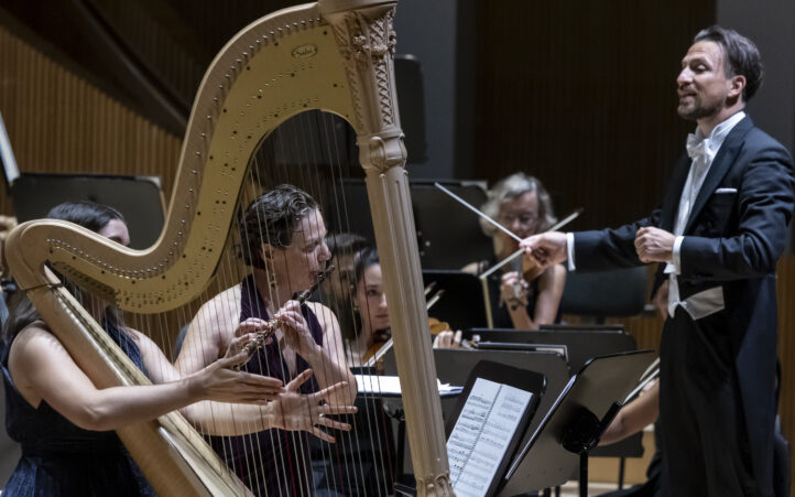 Formidable jornada de puertas abiertasJORNADA DE PUERTAS ABIERTAS. ORQUESTRA COMUNITAT VALENCIANA. Cornelius Meister (director). Magdalena Martínez (flauta), Noelia Cotuna (flauta). Programa: Obras de Dvořák, Mozart y Chaikovski. Lugar: Palau de les Arts (Auditori). Entrada: 1.490 espectadores (lleno). Fecha: 21 septiembre 2025.