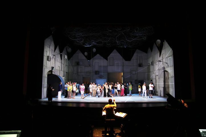 Esta mañana se ha presentado el espectáculo, con música de Javier Carmena, libreto de Felipe Nieto y coreografía de Sara Cano. El Orgullo de quererte se representará del 11 al 20 de septiembre de 2025 (6 funciones) en Teatros del Canal. Es una gran coproducción de Madrid Cultura y Turismo de la Comunidad de Madrid, la Fundación ORCAM y Auditorio de Tenerife. Los tenores Enrique Viana y Santiago Ballerini, el barítono Germán Olvera y la soprano María Rey-Joly, al frente de un reparto de 7 solistas y 8 bailarines, dan forma a esta zarzuela que mantiene el sabor costumbrista del género clásico, pero traslada la acción al presente.