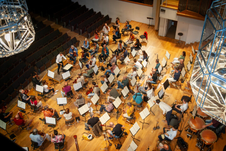 La OCG y Lucas Macías arrancan su Ciclo Mahler, uno de los platos fuertes de la temporada. El compositor austriaco se erige como auténtico protagonista de la programación de esta temporada con nada menos que seis títulos muy exigentes en cuatro programas distintos y ocho conciertos: comienza el ciclo con su Quinta sinfonía.