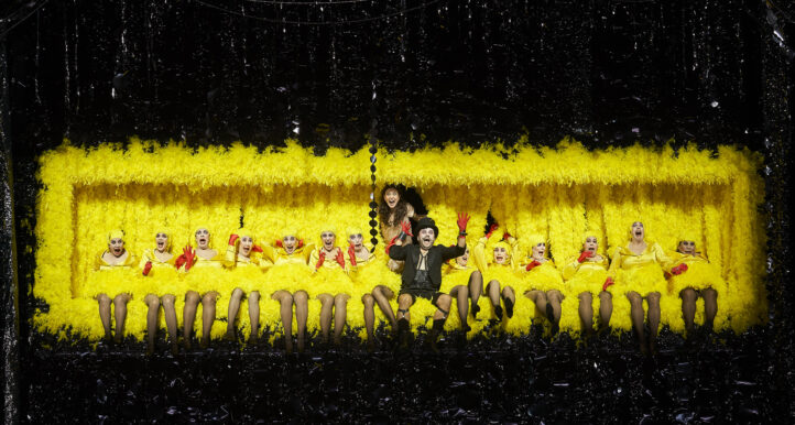 El Liceu estrena La zorrita astuta en su versión original Elena Tsallagova, Peter Mattei, Paula Murrihy, Anaïs Masllorens, David Alegret, Alejandro López, Milan Perišic, José Manuel Montero, Sara Bañeras, Mireia Pintó, Roger Padullés, Mercedes Gancedo. Orquestra Sinfónica y Coro del Gran Teatro del Liceu. Coro Infantil de l’Orfeó Català. Dirección musical: Josep Pons. Dirección de escena: Barrie Kosky. 23-IX-2025.