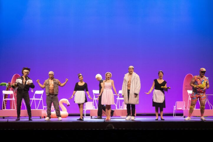 Mozart en otoñoLa finta semplice, de Wolfgang Amadeus Mozart, ópera bufa en tres actos. Libreto de Carlo Goldoni, adaptado por M. Coltellini. Reparto: Diana Alexe (Rosina); Christian Pursell (Cassandro); Anthony Webb (Polidoro); Angela Schisano (Giacinta); Marina Zyatkova (Ninetta); Caio Duran (Fracasso); David Cervera (Simone).Orquesta Sinfónica de Galicia; director musical,Giuseppe Sabatini. Dirección de escena, Gianmaria Aliverta; Diseño de iluminación, Darío Autrán; Diseño de vestuario y utilería, Eli Siles; Regidor, Jaime Rodríguez Roa; Maestro repetidor, Ernesto Alemán. Producción de Amigos da Ópera de A Coruña. Palacio de la Ópera de A Coruña, 26 de septiembre.