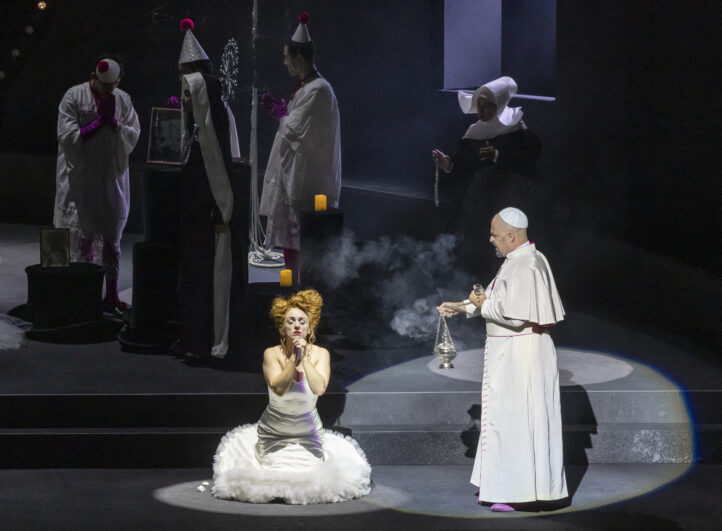 Faust en Les Arts, ceremonia de confusiónFaust de Gounod. Iván Ayón-Rivas (Faust), Alex Esposito (Méphistophélès), Ruth Iniesta (Marguerite), Florian Sempey (Valentín), Bryan Sala (Wagner), Ekaterine Buachidze (Siebel), Gemma Coma-Alabert (Marthe), Cor de la Generalitat Valenciana, Orquestra de la Comunitat Valenciana. Dirección musical: Lorenzo Viotti. Dirección de escena: Johannes Erath. Palau de Les Arts. Valencia, 5 de octubre de 2025