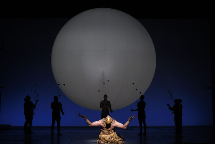 El Gran Teatre del Liceu estrena en España la ópera Akhnaten del compositor estadounidense Philip Glass. El multipremiado contratenor Anthony Roth Costanzo encarnará el complejo papel principal, junto a Rihab Chaieb como Nefertiti. El bajo-barítono Zachary James, ganador del Grammy en 2022, y habitual de los escenarios de Broadway y del West End, debuta en el Liceu en el papel de Escriba. Tras pasar por Londres, Los Ángeles y Nueva York, el Liceu presenta en España una espectacular producción firmada por Phelim McDermott. La dirección musical estará a cargo de la maestra estadounidense Karen Kamensek, experta en el repertorio de Glass.