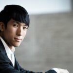 El pianista estadounidense Eric Lu ha resultado ganador del 19º Concurso Internacional Chopin celebrado en Varsovia, imponiéndose entre once finalistas de siete países. El segundo premio fue para el canadiense Kevin Chen, y el tercero para el chino Zitong Wang, mientras que el polaco Piotr Alexewicz obtuvo el quinto galardón. El jurado también otorgó premios especiales: Yehuda Prokopowicz fue distinguido por la mejor interpretación de mazurcas, Adam Kałduński por la mejor balada y Tianyao Lyu por el mejor concierto.
