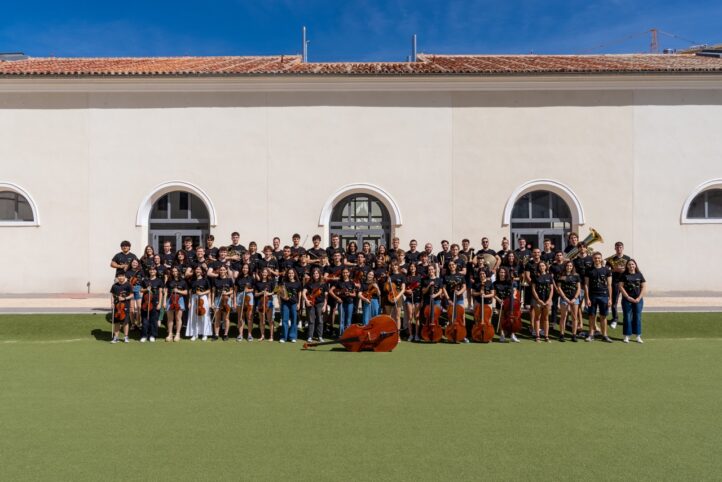 Alondra de la Parra, en su segundo año como directora titular y artística, dirigirá a la Orquesta de la Comunidad de Madrid y a la JORCAM en un monográfico por el 50.º aniversario de la muerte de Shostakovich. El primer concierto de la temporada de la ORCAM contará con el renombrado violonchelista Nicolas Altstaedt. Tres piezas clave del compositor ruso formarán el programa: Obertura festiva, Concierto para violonchelo y orquesta n.º1, y su Quinta Sinfonía.