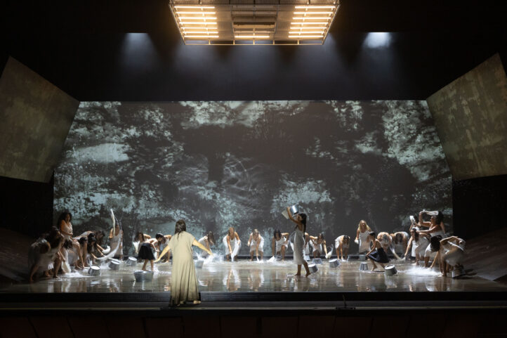 Yerma, el desentierro de un tesoro líricoYERMA. Ópera en tres actos, de Heitor Villa-Lobos, basada en la tragedia homónima de Federico García Lorca. Repar­to: Berna Perles (Yerma), Alejandro Roy (Juan), Javier Castañeda (Víctor), Anna Gomà (María), María José Montiel (Dolores), Belén Elvira (Viaje I), Guadalupe Barrientos (Vieja II; Lavandera), Zayra Ruiz (Vieja III), etcétera. Dirección de escena, dramaturgia y escenografía: Paco Azorín. Vestuario: Ana Garay. Iluminación: Pedro Yagüe. Vídeocreación: Pedro Chamizo. Ópera de Tenerife-Intermezzo. Orquesta Sinfónica de Tenerife. Direc­ción musical: Luiz Fernando Malheiro. ­Lu­gar: Auditorio de Tenerife. Entrada: 1.616 espectadores (lleno). Fecha: Martes, 14 octubre (se repite los días 16, 17 y 18 octubre).