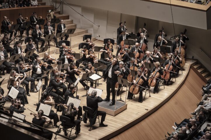 Final feliz para un mal comienzoTEMPORADA 2025-2026 del Palau de la Música. Royal Philharmonic Orchestra. Director: Vasili Petrenko. ­Programa: Obras de Saariaho, Grieg y Sibelius. Lu­gar: Palau de la Música. Entrada: Alrededor de 1.781 espectadores (lleno). Fecha: domingo, 26 octubre 2025