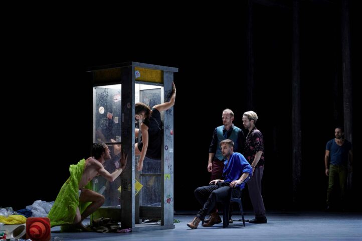 El Teatro Real presenta, por primera vez en su escenario, el ballet-pantomima El mandarín maravilloso y la ópera El castillo de Barbazul, ambas de Béla Bartók. Se ofrecerán cinco funciones del Programa Bartók, entre el 2 y el 10 de noviembre, de una nueva coproducción del Teatro Real con la Ópera de Basilea, donde se estrenó, con gran éxito, en 2022. Christof Loy vuelve al Real, haciendo tándem en lo musical con Gustavo Gimeno, con quien ya colaboró en la temporada pasada.