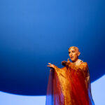 Akhnaten, de Philip Glass, en el Gran Teatre del Liceu Akhnaten, de Philip Glass. Anthony Roth Costanzo, Rihab Chaleb, Katerina Estrada Tretyakova, Joan Martín-Royo, Toni Marsol, José Manuel Montero, Zachary James, Alba Valdivieso, Carmen Buendía, Mar Esteve, Carol García, Marina Pinchuk, Anna Tobella. Cor i Orquestra del Gran Teatre del Liceu. Phelim McDermott, dirección de escena. Karen Kamensek, dirección musical. Gran Teatre del Liceu, 19 de octubre de 2025.