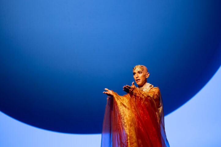 Akhnaten, de Philip Glass, en el Gran Teatre del LiceuAkhnaten, de Philip Glass. Anthony Roth Costanzo, Rihab Chaleb, Katerina Estrada Tretyakova, Joan Martín-Royo, Toni Marsol, José Manuel Montero, Zachary James, Alba Valdivieso, Carmen Buendía, Mar Esteve, Carol García, Marina Pinchuk, Anna Tobella. Cor i Orquestra del Gran Teatre del Liceu. Phelim McDermott, dirección de escena. Karen Kamensek, dirección musical. Gran Teatre del Liceu, 19 de octubre de 2025.