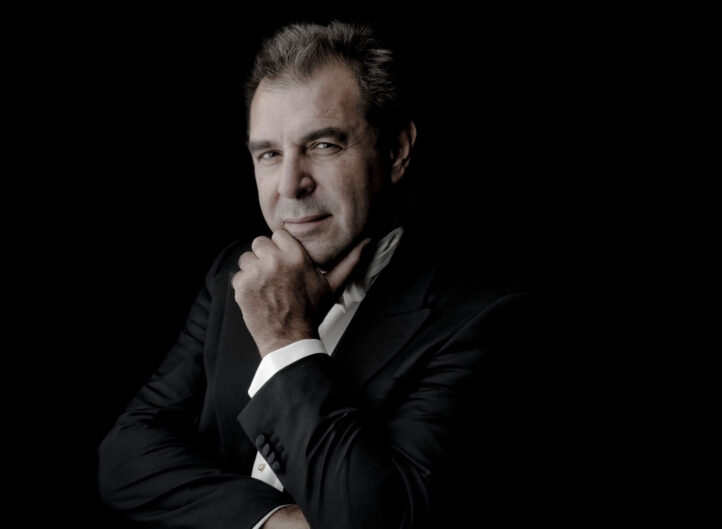 Daniele Gatti: “Dirigir las cuatro sinfonías de Brahms no es un reto, sino un regalo al público”Es una de las batutas más célebres y codiciadas de las últimas décadas. Milanés de 1961, titular de algunas de las más prestigiosas orquestas -entre ellas la Concertgebouw de Ámsterdam, Real Filarmónica de Londres, Nacional de Francia o, actualmente, la Staatskapelle de Dresde-, Daniele Gatti abre hoy, martes, en el Palau de Les Arts, el ciclo integral de las sinfonías de Brahms al frente de la Orquestra de la Comunitat Valenciana. Cuatro sinfonías en dos conciertos que suponen puntos álgidos de la temporada sinfónica, y que se repetirán los días 19 y 21 en el Auditori de Castelló. En esta entrevista, acordada para hablar “exclusivamente” de Brahms, no oculta sentirse encantado de “disfrutar este bellísimo tiempo con una orquesta tan extremadamente preparada y musical como la de la Comunitat Valenciana. Es estimulante encontrar y trabajar con una orquesta tan empeñada en la búsqueda de la verdadera calidad”, contaba el sábado, tras una apretada jornada de ensayos. En cuanto a futuras colaboraciones, es precavido: “Por ahora, vivo el presente y disfruto este bellísimo tiempo juntos. El futuro no lo conoce nadie. Veremos. ¡Pero nunca digo jamás”.