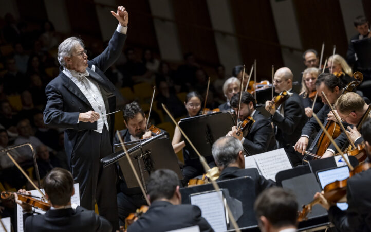 John Eliot Gardiner impone criterioORQUESTRA DE LA COMUNITAT VALENCIANA. John Eliot Gardiner (director). Programa: Obras de Dvořák (Sexta sinfonía) y Sibelius (Quinta sinfonía). ­Lu­gar: Palau de les Arts (Auditori). Entrada: Alrededor de 1.200. Fecha: Miércoles, 12 noviembre 2025.