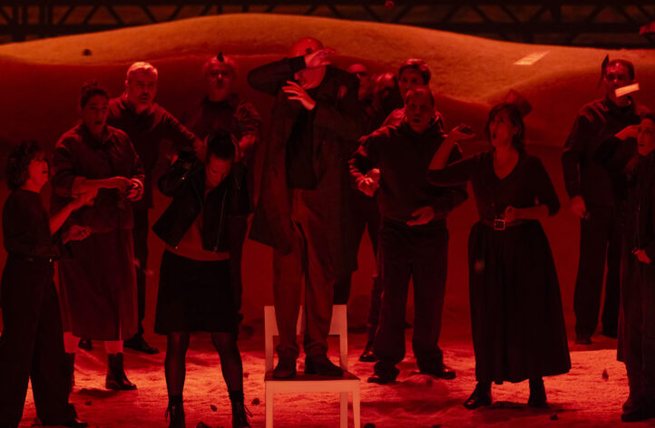 Enemigo del pueblo: el genio incandescente de Francisco CollENEMIGO DEL PUEBLO, de Francisco Coll. Ópera en dos actos. Libreto de Àlex Rigola, basado en la obra homónima de Henrik Ibsen. Reparto: José Antonio López (Doctor), Moisés Marín (Alcalde), Brenda Rae (Petra), Isaac Galán  (Mario),  Marta Fontanals-Simmons (Marta). Orquestra de la Comunitat Valenciana. Cor de la Generalitat Valenciana (Jordi Blanch, director). Producción: Nueva producción del Palau de les Arts Reina Sofía, en coproducción con el Teatro Real de Madrid. Direc­tor de esce­na: Àlex Rigola. Esceno­gra­fía y vestuario: Patricia Albizu. Iluminación: Carlos Marquerie. Vídeo: Álvaro Luna. Dirección musi­cal: Francisco Coll. ­Lu­gar: Palau de les Arts. Entrada: 1.400 espectadores. Fecha: miércoles, 5 noviembre 2025 (se repite los días  7 y 9 noviembre)