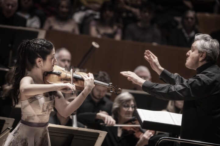 María Dueñas, arrojo y temperamentoTEMPORADA 2025-2026 del Palau de la Música. Orquesta de Cámara de Europa. Director: Antonio Pappano. Solista: María Dueñas (violín). ­Programa: Obras de Lalo y Dvořák. Lu­gar: Palau de la Música. Entrada: Alrededor de 1.781 espectadores (lleno). Fecha: Martes, 11 noviembre 2025.