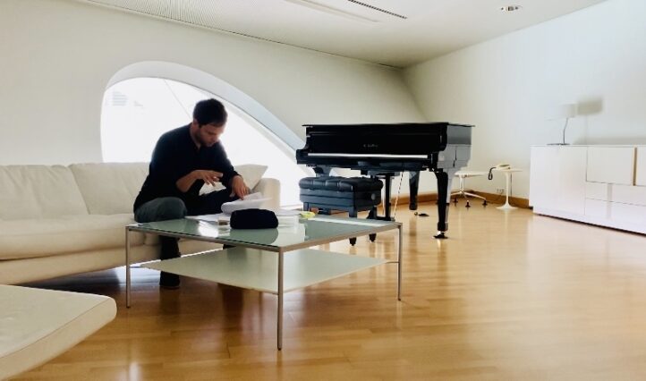 Les Arts acoge el próximo miércoles, 5 de noviembre, el primer estreno absoluto de su historia. El compositor valenciano Francisco Coll pone en escena el texto de Ibsen Enemigo del Pueblo, en una producción firmada por Àlex Rigola, quien, además, ha adaptado el libreto. La institución levantina marca un nuevo ítem en sus 20 años de vida con una nueva ópera que contará con un reparto formado por las voces de José Antonio López, Moisés Marín, Brenda Rae, Isaac Galán y Marta Fontanals-Simmons. 